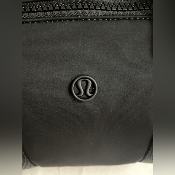 Lululemon NWT Knit Nylon Mini Barrel Duffle Crossbody Bag 5L Black - Picture 8 of 11